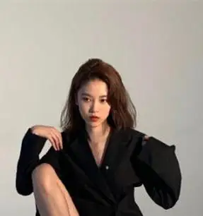 半藏森林再度更新,手捧绿色茶杯,这"茶艺"水平确实很高