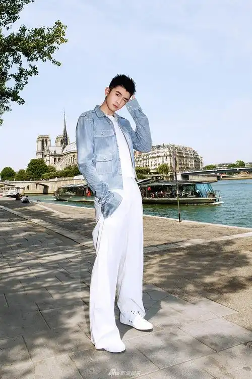 组图:张云龙巴黎大片曝光 率性自然游走塞纳河畔_高清图集_新浪网