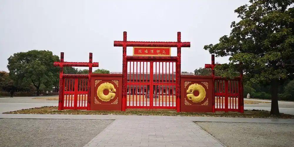 安阳殷墟宫殿宗庙遗址,这里除了有甲骨文出土更多的是铜器