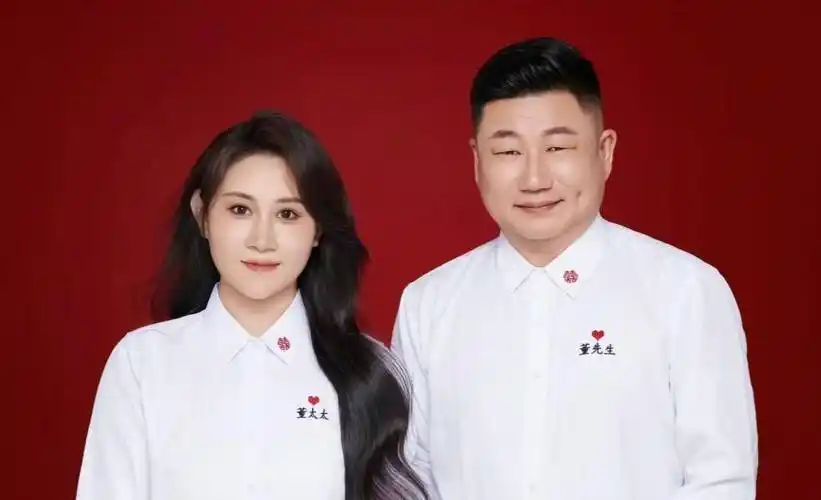 第三张照片里,是两人的结婚证照片.