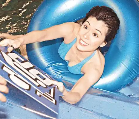 伍咏薇落水玩游戏 "湿身"凸点懵然不知(图)