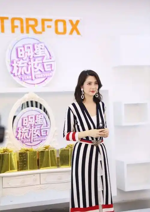 都穿搭的马丁靴,这个也是有原因的,洪欣的身材超级好,171cm的身高