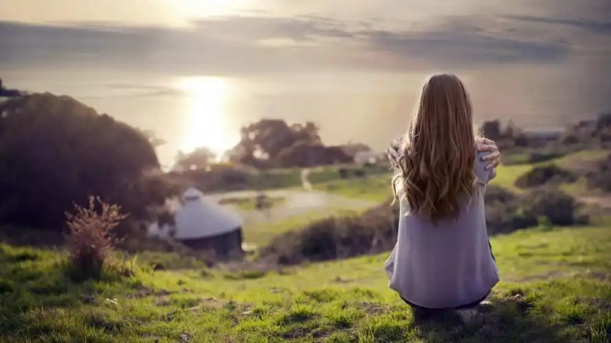 一个人观景的图片女生背影