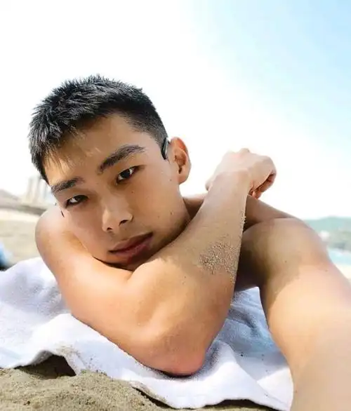 阳刚类型的腹肌小狼狗,薄肌的他是真的强势!