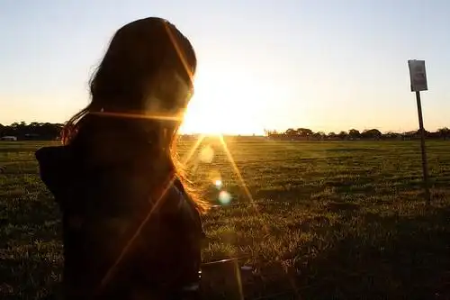 唯美夕阳美女背影
