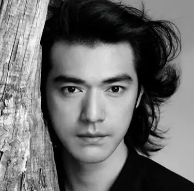 长发造型依然帅气迷人的男星一组,玩的了长发飘飘的男神才是真男神.