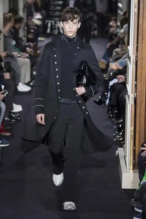 【潮品速递】valentino 2018秋冬男装:贵族朋克风