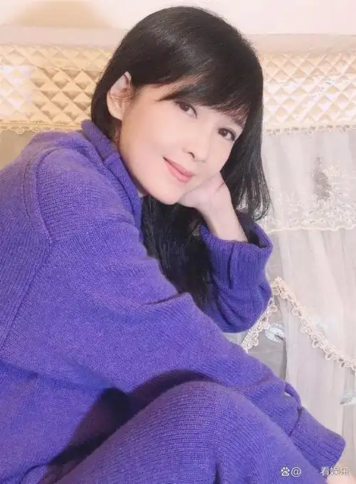 让无数粉丝欣喜的是,周慧敏亲自在社交媒体上分享了一组自拍照片,以此