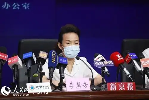 郑州市政府副秘书长李慧芳作新闻发布.