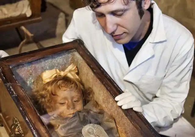 史上最美木乃伊睡相甜美可爱眼睛会睁闭