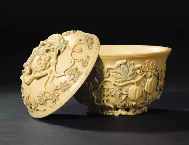 象牙在古代是一种贵重的材料,由于其材质温润细腻,色泽特别,作为高档