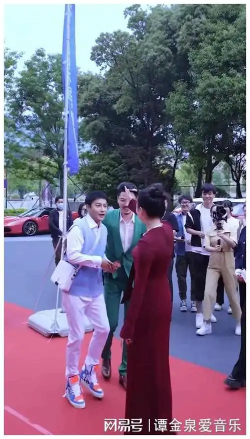 为网红站台打下手明星沦为赚钱工具娱乐圈还有底线吗