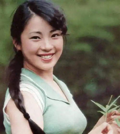 为了利智,李连杰与原配老婆离婚,黄秋燕现在过得还好吗?