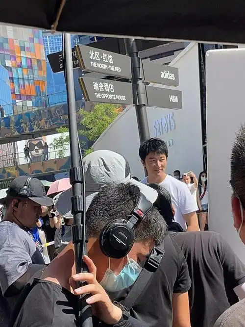 三里屯偶遇黄轩