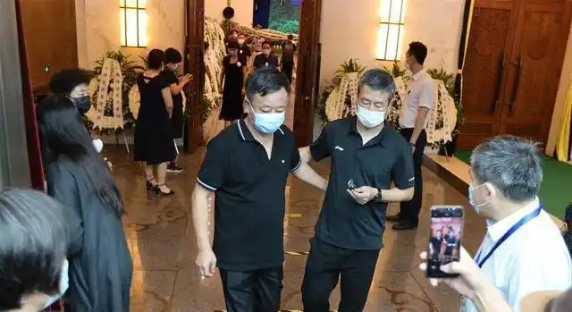 沈力遗体告别式举行:倪萍对着镜头哭,朱军和白岩松一边走一边哭