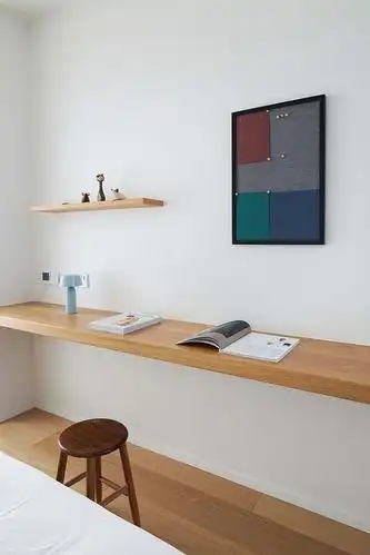 床尾利用隔板设计的悬空书桌,也是整个空间下的亮点,实用还能不显拥挤