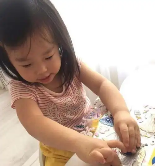 伊能静女儿米粒长大了睫毛长长天真无邪太可爱果然女大十八变