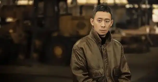 《他是谁》这部剧里,张译演了个刑警,看着真是挺带劲的.