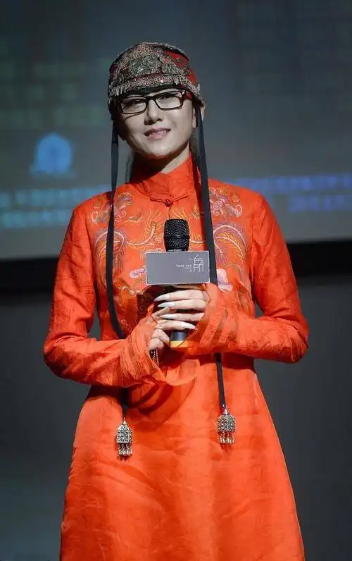 杨丽萍穿粉色长袍,留5厘米指甲,网友:60岁打扮成这样真的好吗