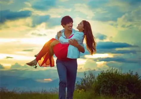 温馨甜蜜情侣婚纱照_让我们拥抱最美未来