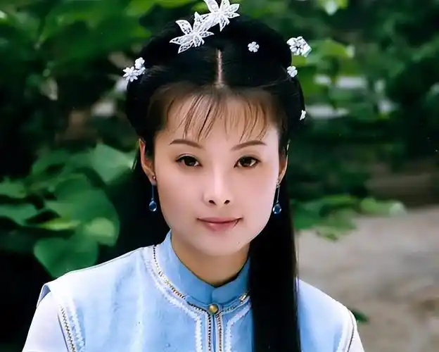 回顾袁立与富豪同居12年不结婚今3婚嫁诗人50岁无儿无女