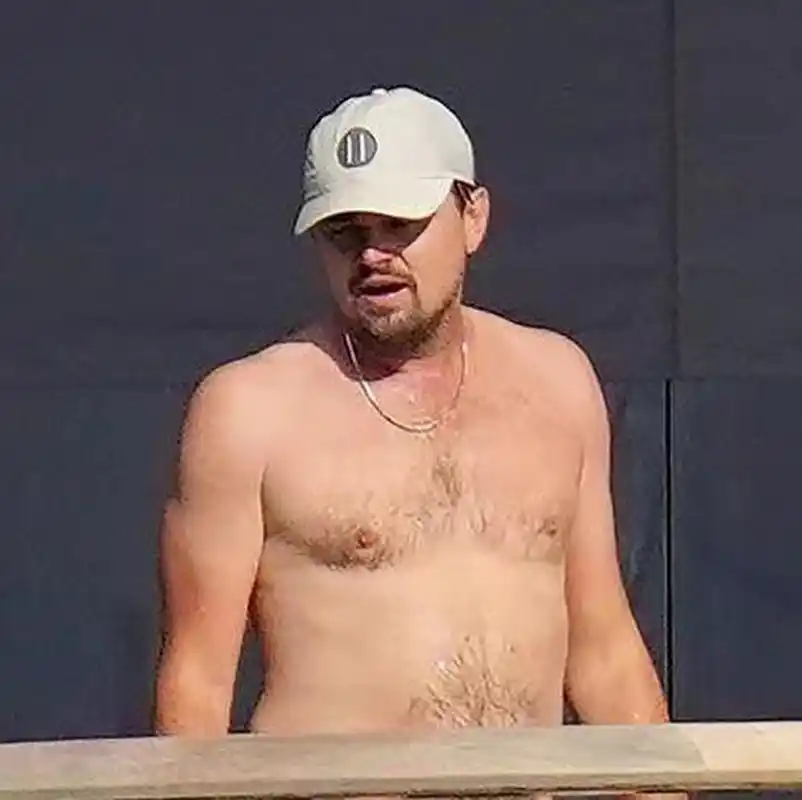 5月24日,"小李子"莱昂纳多·迪卡普里奥最新的海边度假图曝光,身穿