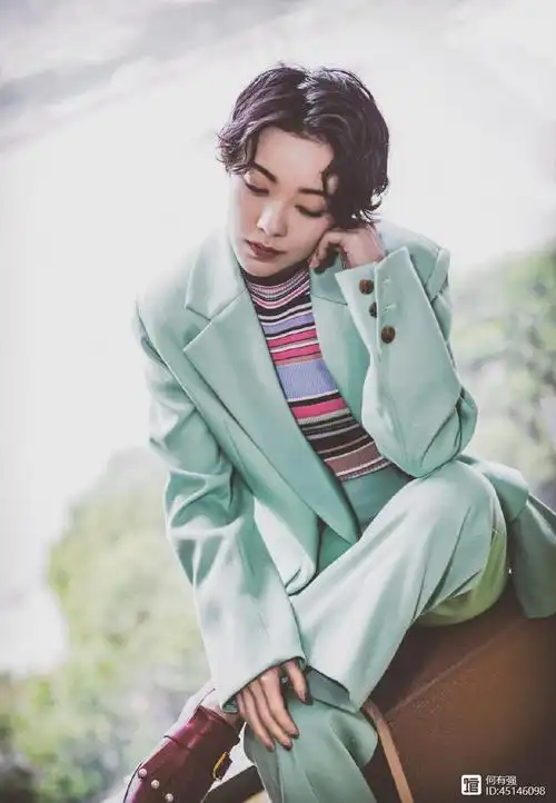 郭采洁烫了个港风小卷发满满复古气息网友连衣品都上升了