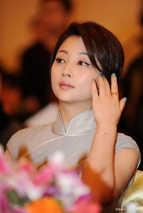 殷桃是中国内地著名的女演员,毕业于中国人民解放军艺术学院戏剧系,曾