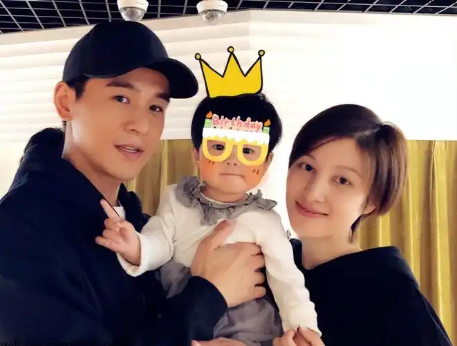 乔振宇有着"古装第一美男"之称,单看他的外貌,只觉得十分英俊潇洒.