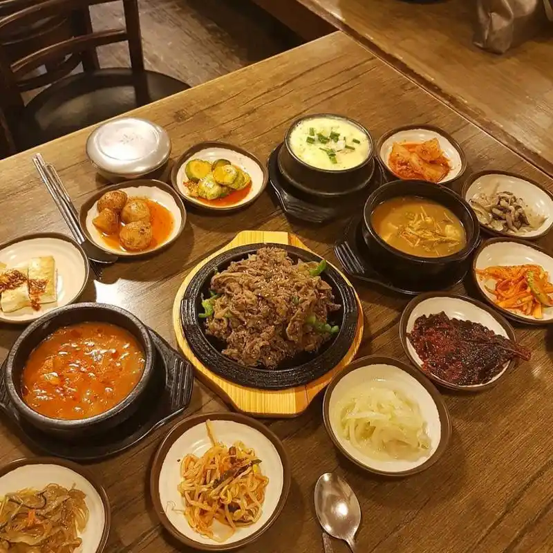 韩国美食|正宗传统的乡村饭桌61韩定食61必吃 02背景介绍: 这家