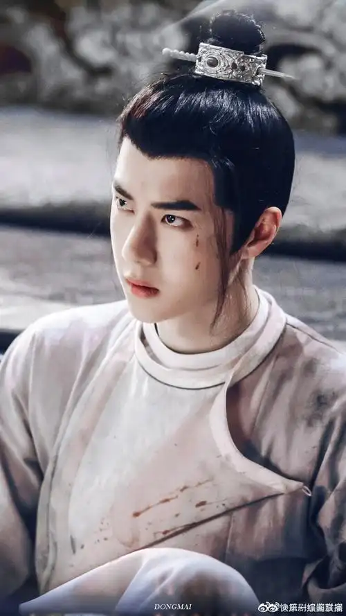 王一博风起洛阳新剧照公开战损妆好有氛围感