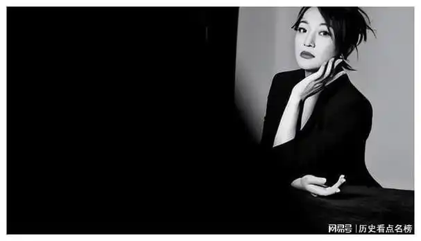 周迅黑色西装侧脸立体细腻发光造型惊艳