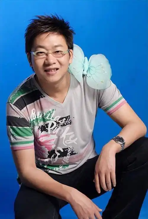 51岁林海:曾是央视著名主持,为正义怒摔耳机,二婚何婕获幸福_东方