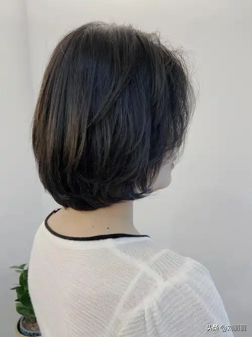 显年轻的短发发型图片女,满头烫层次短发波波头 - 玉三网