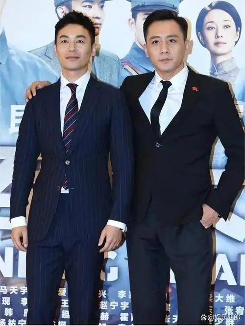 当与张震和吴彦祖同框站立时;除了优越的身高条件之外,刘烨一个头