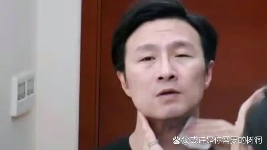 对比汪峰摘眼镜汪峰的眼睛好奇怪汪峰拿掉眼镜的样子汪峰戴的什么眼镜