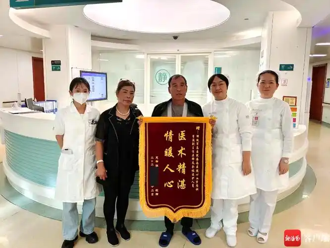 患者给救治医护人员送锦旗表达感谢.柳耀 摄