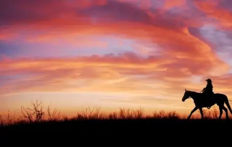 骑马的女孩 黄昏 夕阳3440x1440风景壁纸