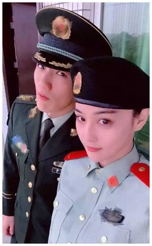 没错,就是我们的演员张馨予和她的老公何捷啦!