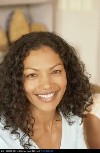 微笑洁白牙齿的黑人女性