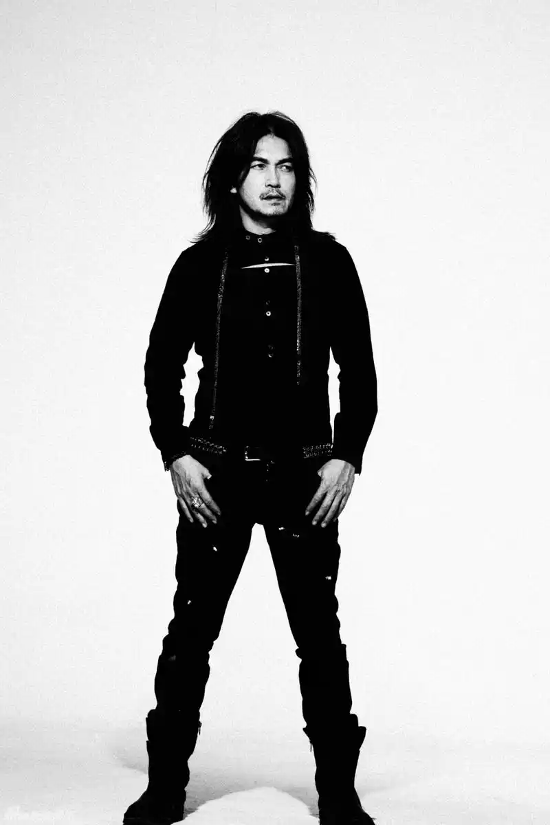 迪克牛仔颓废写真 长发飘逸专注音乐