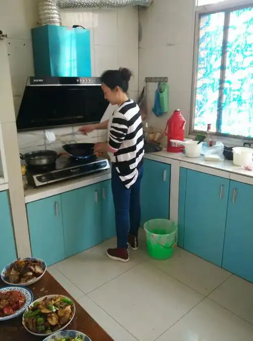 夫人忙碌的背影,开始学做饭了.