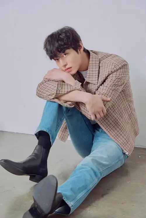 安孝燮颜值变化大,《社内相亲》形象与新人时期形成明显反差