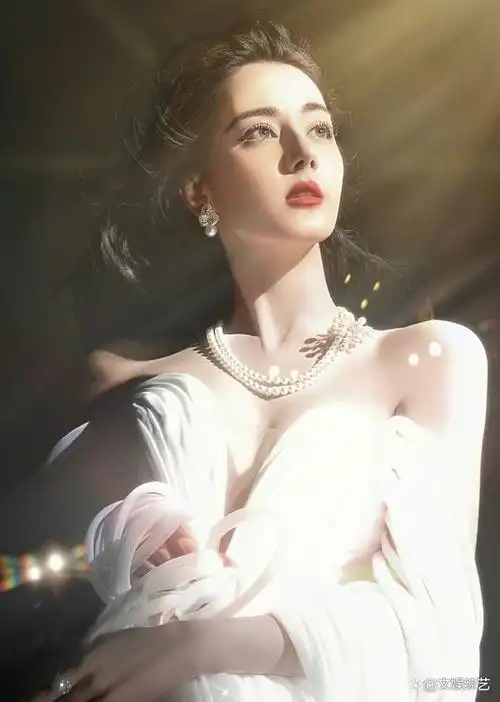 迪丽热巴太厉害了,被评为2023全球最美女演员,引爆全球娱乐头条