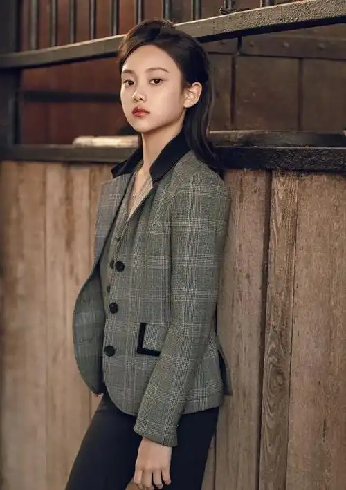 11岁甜馨马场大片,穿西装妆超浓被嘲,像30岁女大佬,影楼感太重