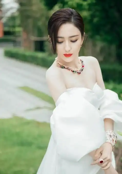 佟丽娅,白色礼服造型,美若天仙|白皙|耳钉|礼服裙_网易订阅