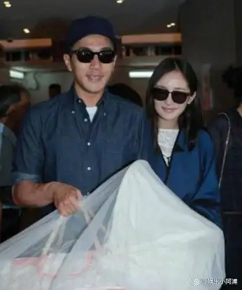 杨幂已经怀上了刘恺威的孩子,并公布了结婚日期,这使得与李易峰有关的