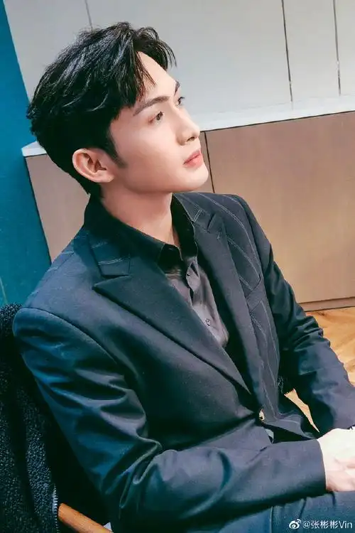 张彬彬徐燕时西装侧颜照