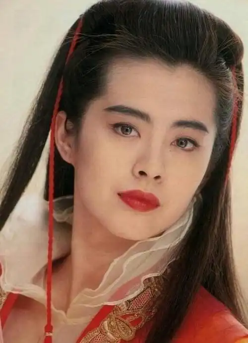 王祖贤年轻时有多美?无法用言语表达的美,今52岁身材如少女般