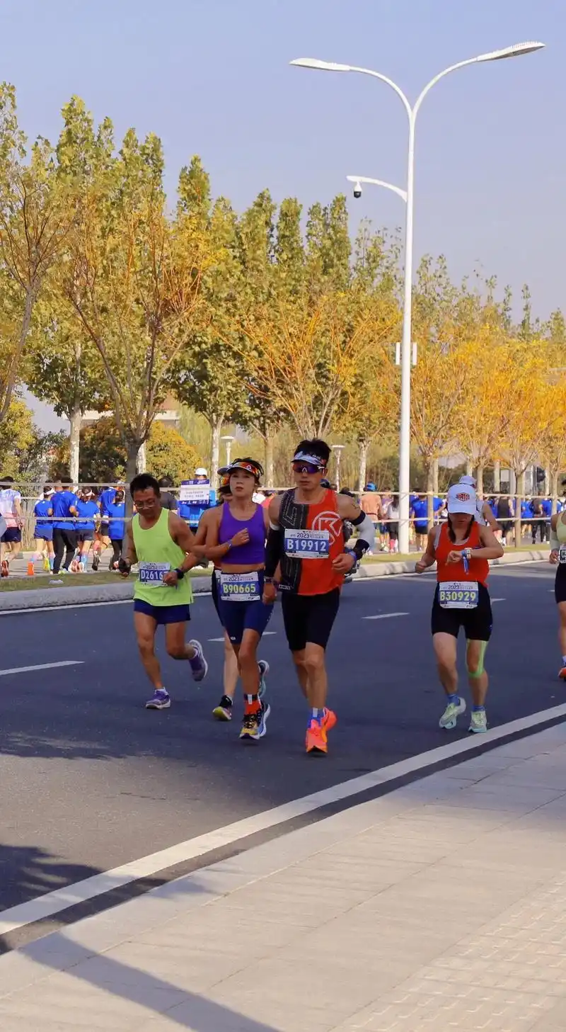 西马37km处照片,真的有在给大家找.#马拉松 #西安马拉松 - 抖音
